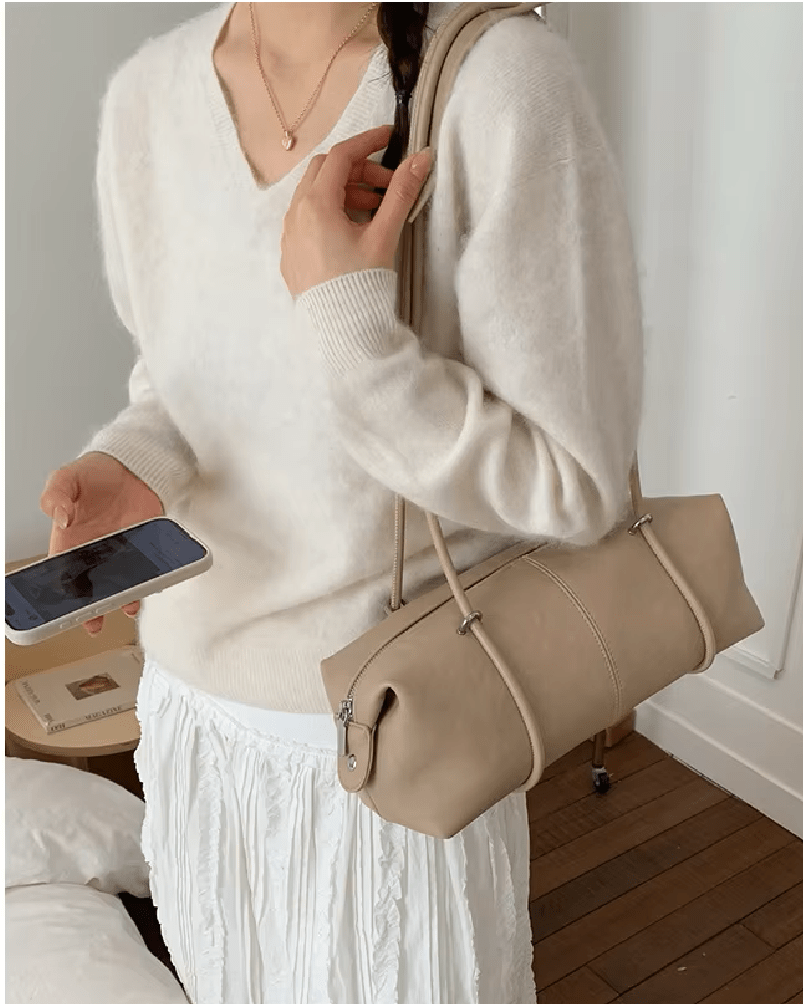Ada Pillow Boston Bag in beige – styled look