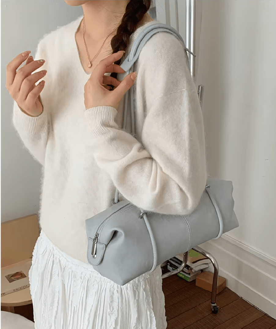 Ada Pillow Boston Bag in blue grey – styled look