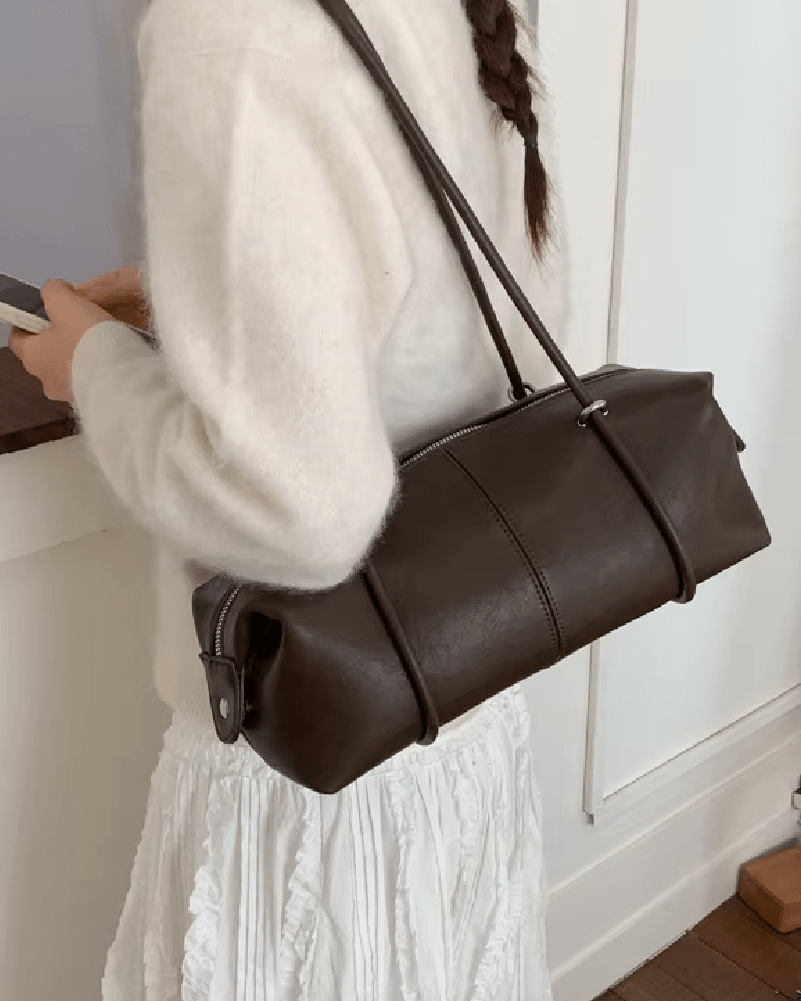 Ada Pillow Boston Bag in coffee – styled look