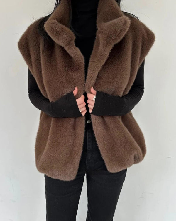 Amalia bodywarmer van imitatiebont met hoge kraag