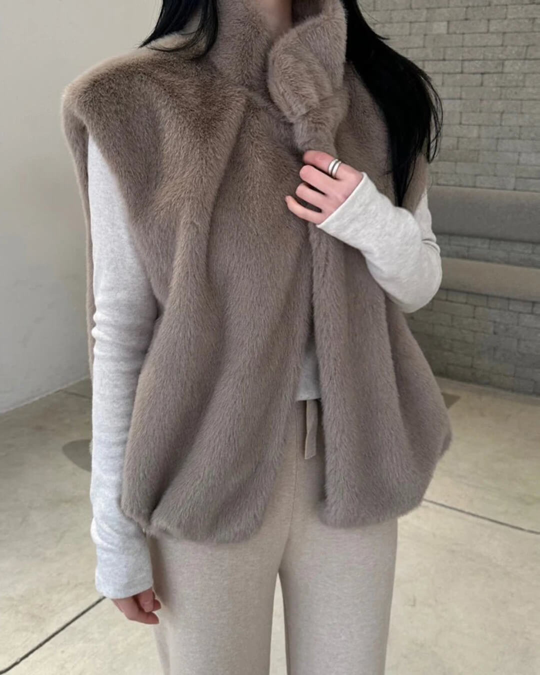 Amalia bodywarmer van imitatiebont met hoge kraag