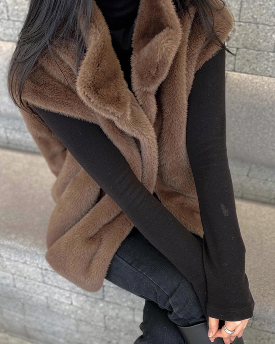 Amalia bodywarmer van imitatiebont met hoge kraag