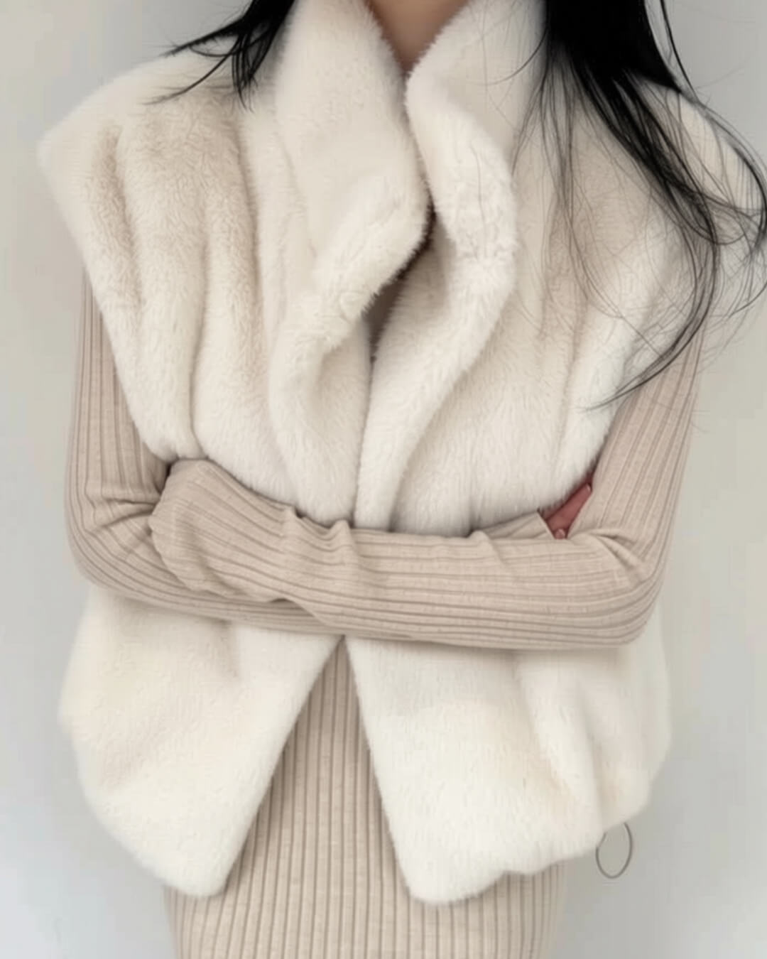 Amalia bodywarmer van imitatiebont met hoge kraag