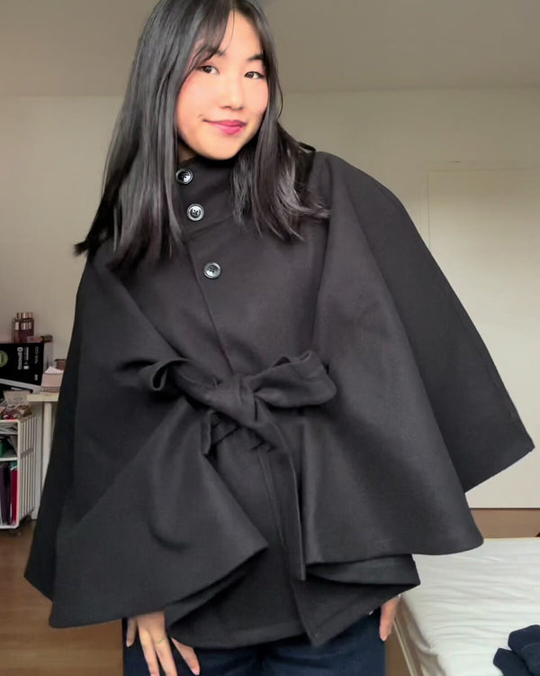 Elegante cape-jass Arianne met hoge kraag en ceintuur