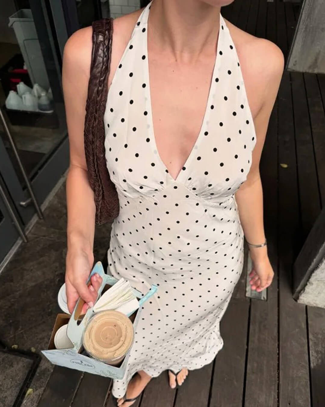 Bianca haltermaxijurk met stippen