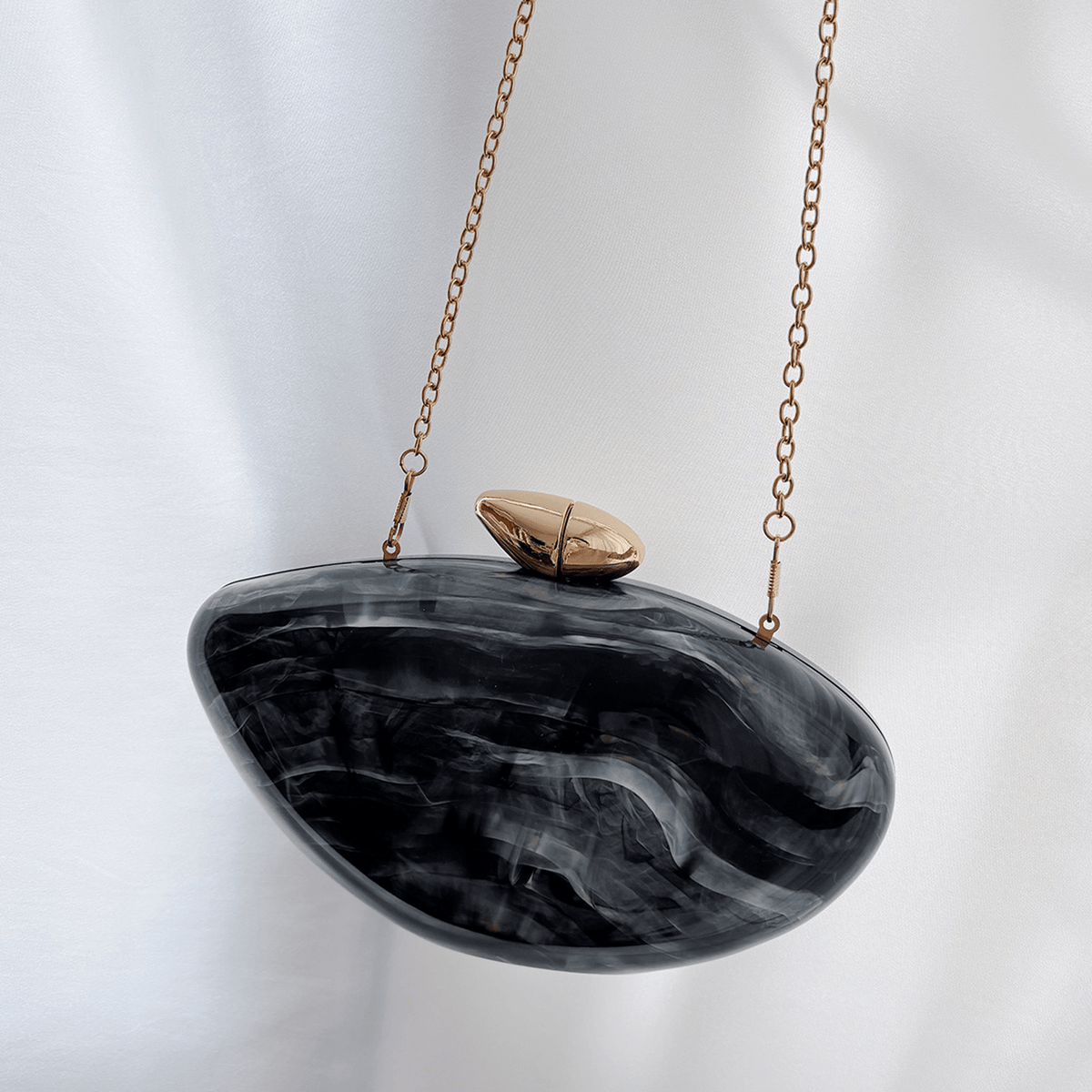 Bianca avondclutch van acryl in schelpvorm