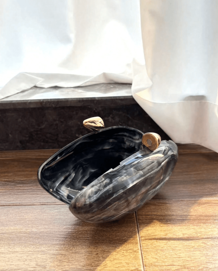 Bianca avondclutch van acryl in schelpvorm