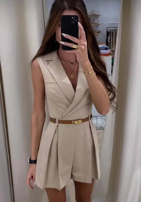 Bianca mouwloze jumpsuit met structuur en ceintuur