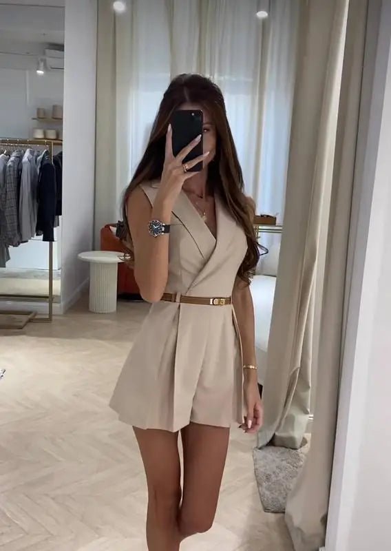 Bianca mouwloze jumpsuit met structuur en ceintuur