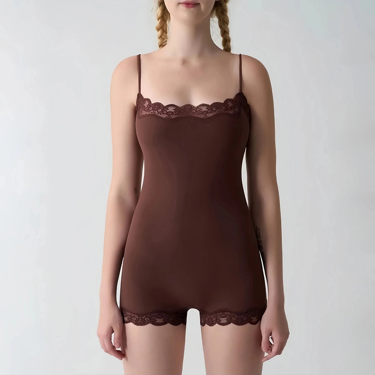 Camille playsuit met bandjes en kanten afwerking