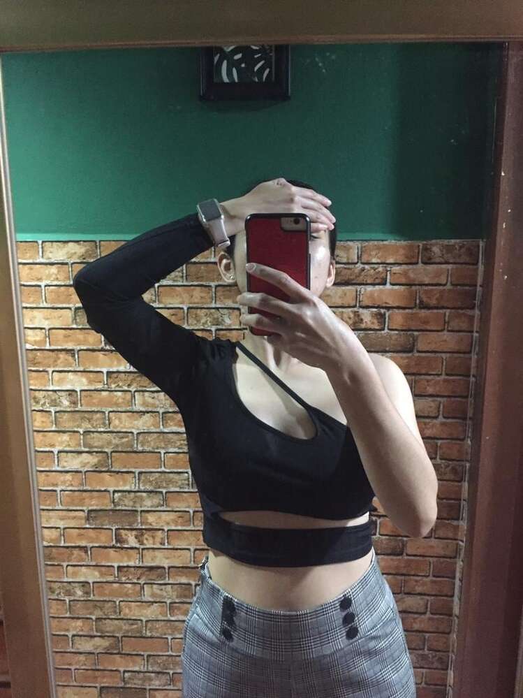 Celeste asymmetrische crop-top met uitsparingen