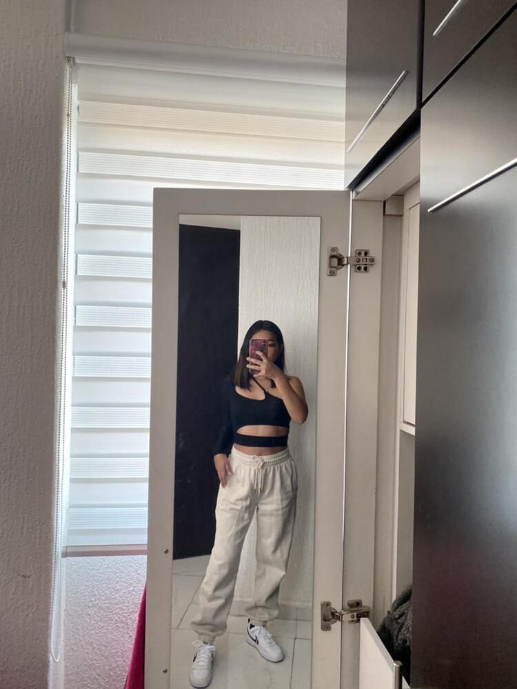Celeste asymmetrische crop-top met uitsparingen
