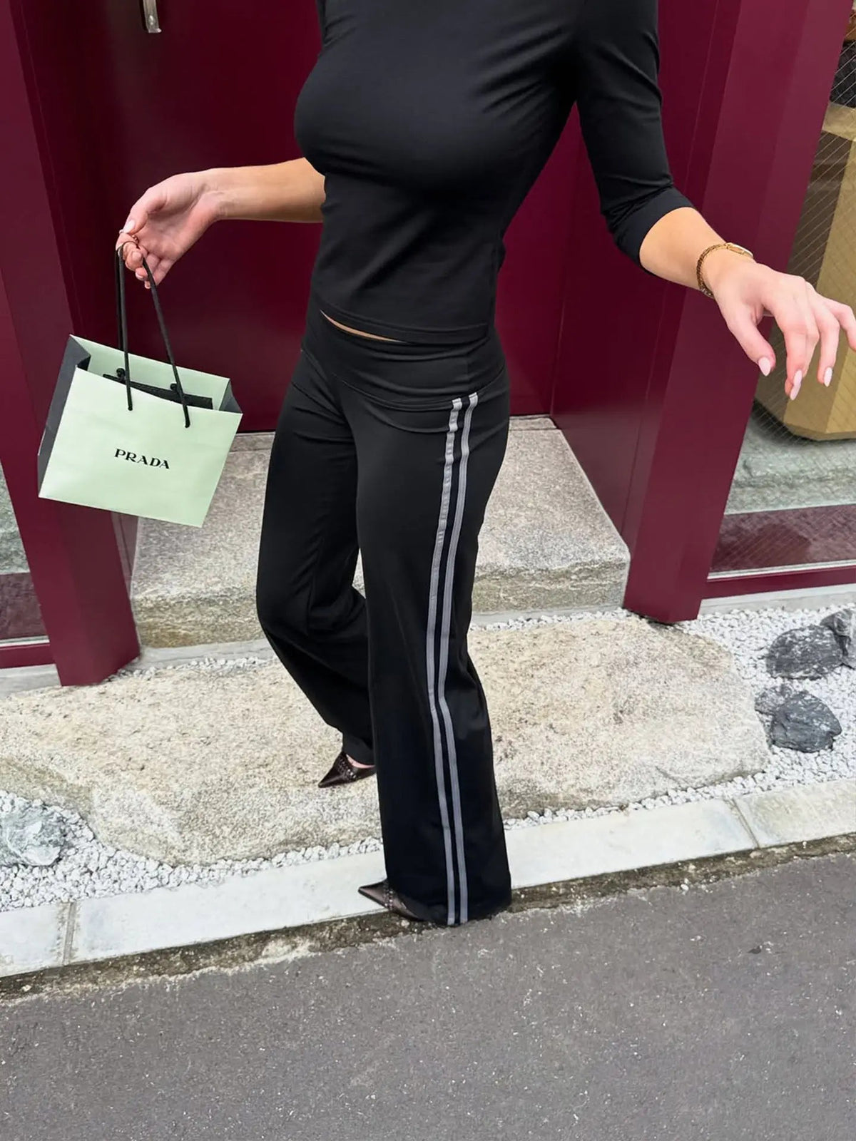 Charis yogabroek met lage taille en uitlopende pijpen