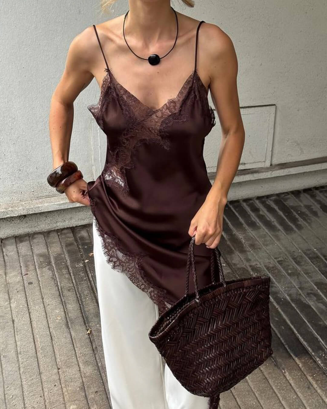 Asymmetrische midi-jurk Chiara van satijn met kant