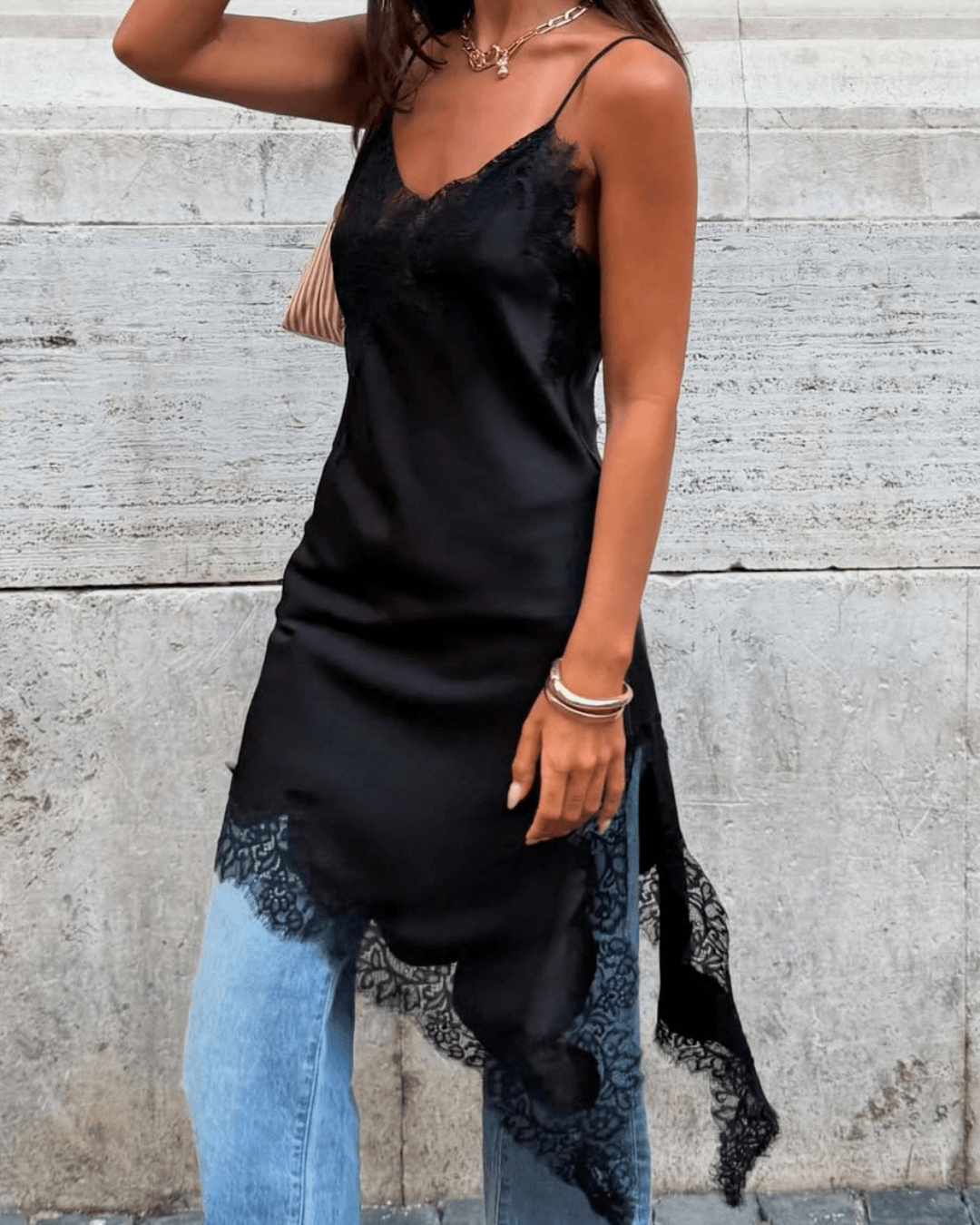 Asymmetrische midi-jurk Chiara van satijn met kant