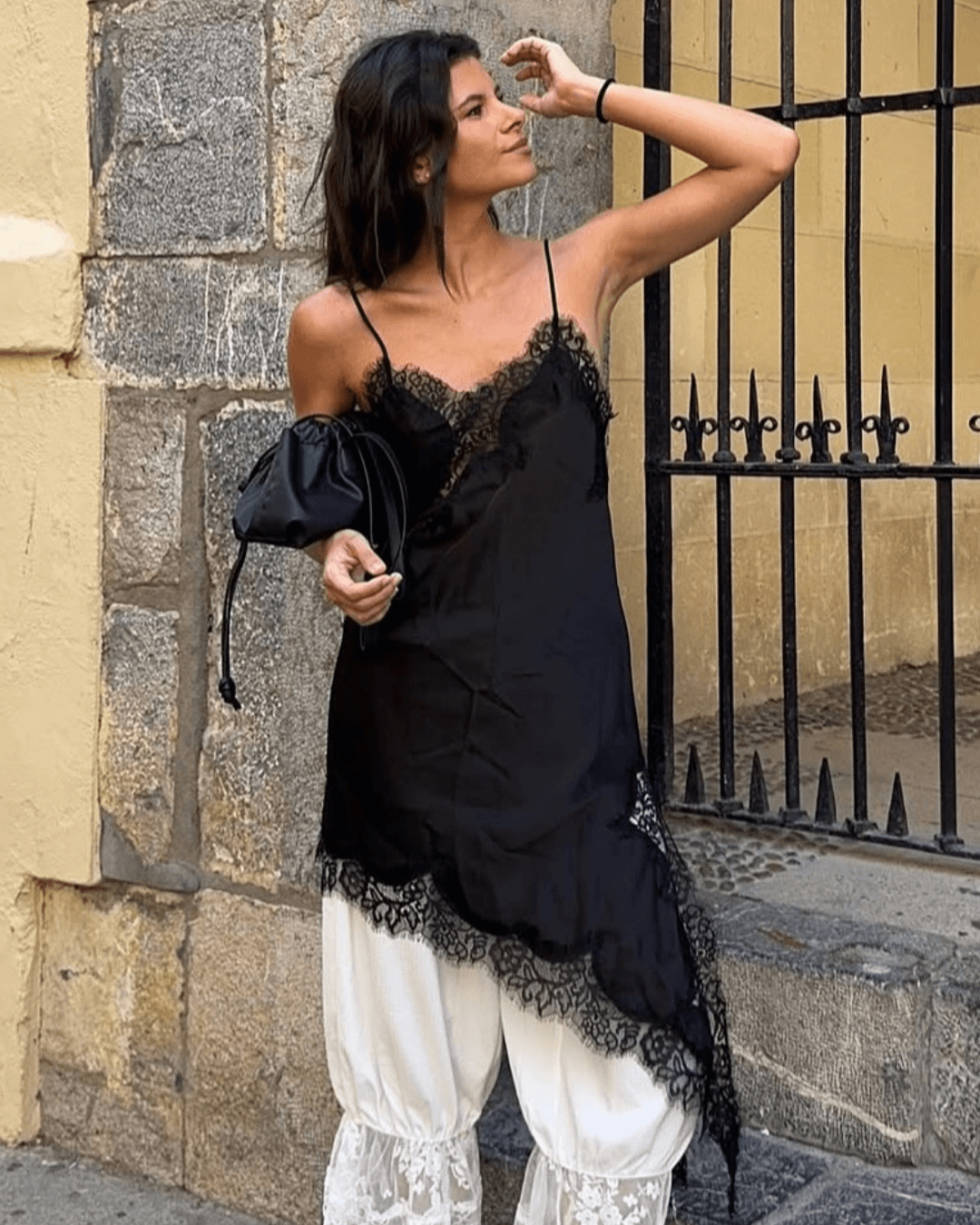 Asymmetrische midi-jurk Chiara van satijn met kant