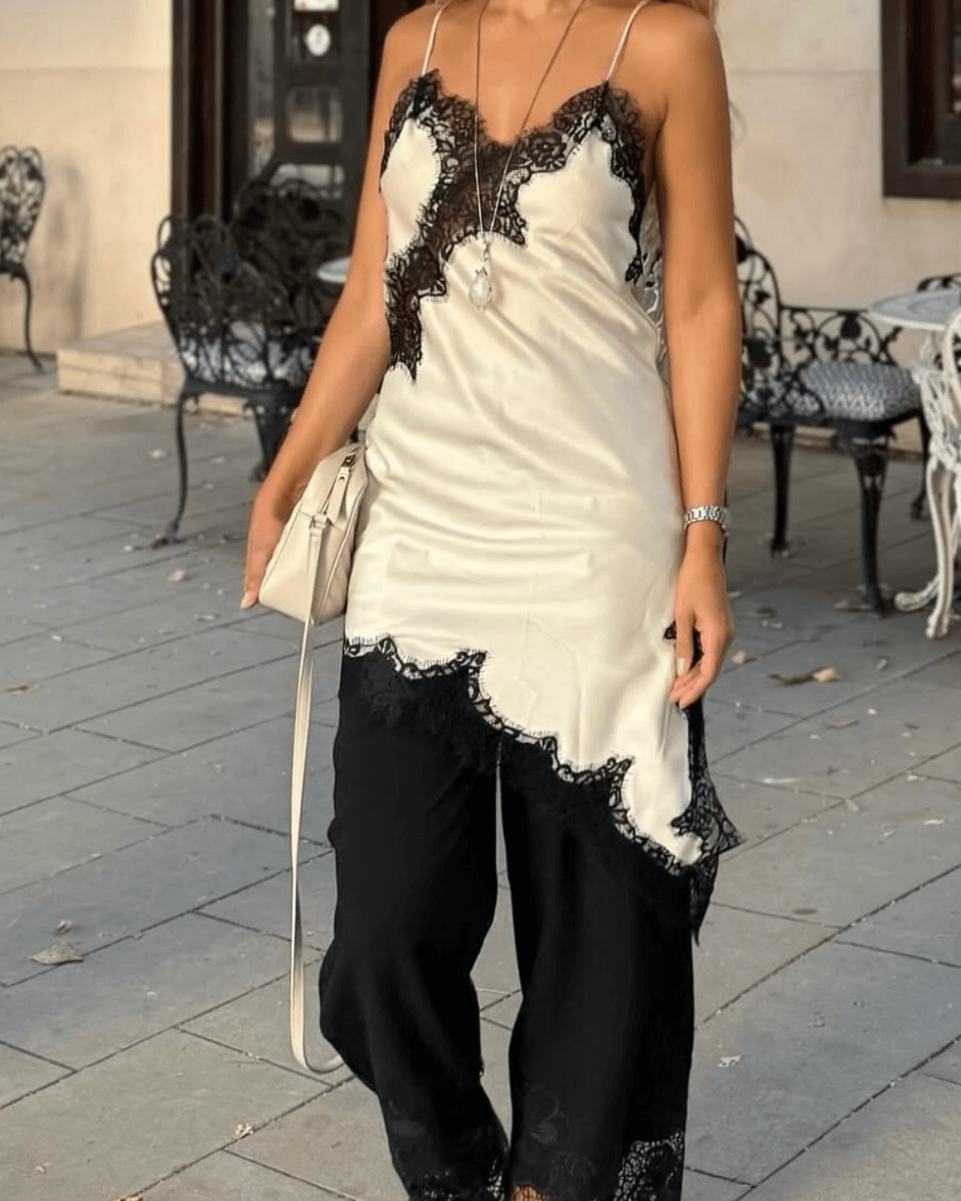Asymmetrische midi-jurk Chiara van satijn met kant