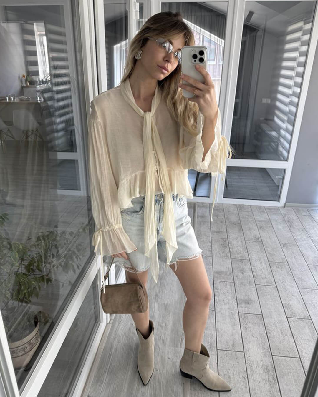Danika mini-schoudertas van suède