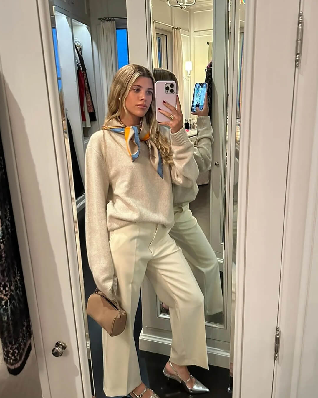 Danika mini-schoudertas van suède