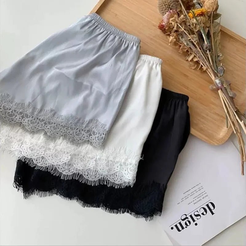 Elaine satijnen minishorts met kanten rand