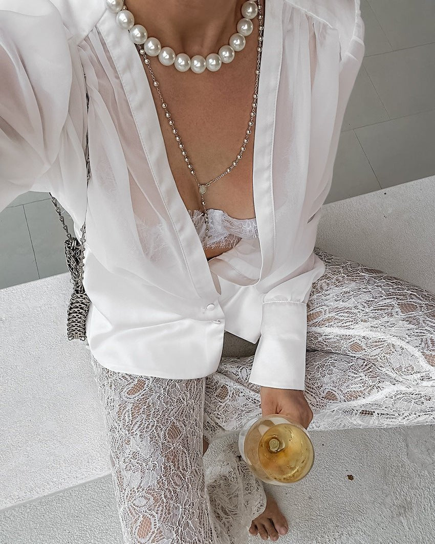 Elisa doorschijnende blouse met knopen en diepe hals