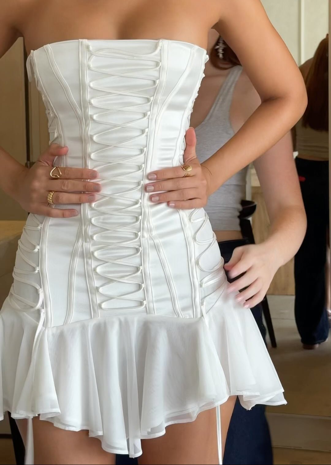 Emilia strapless zeemeermin-minijurk met veterdetail