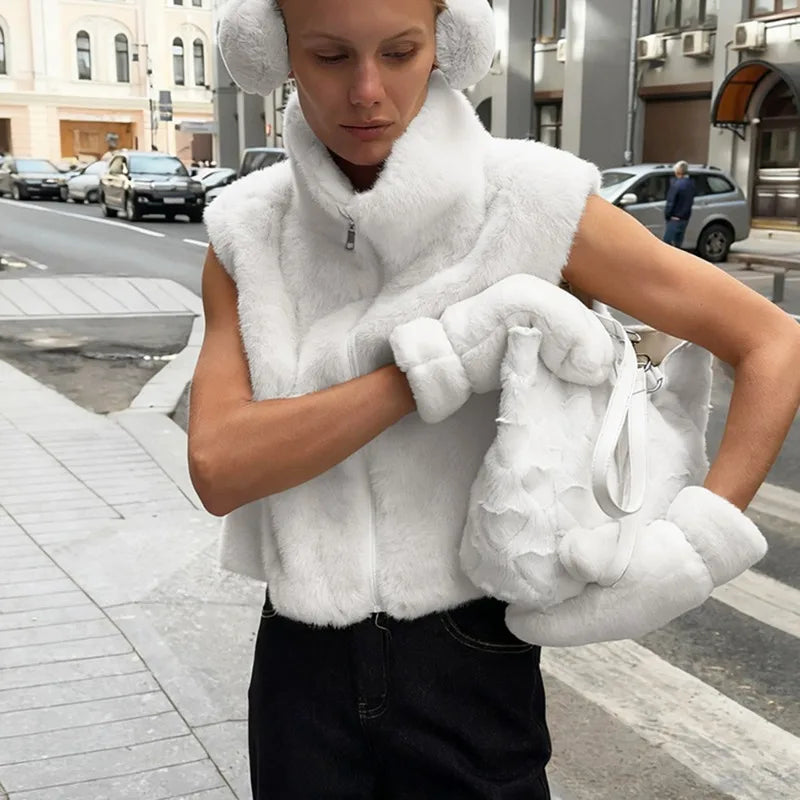 Suvi gilet van pluche met hoge hals