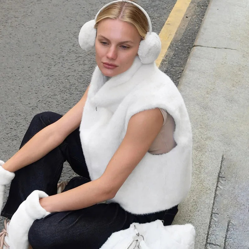 Suvi gilet van pluche met hoge hals