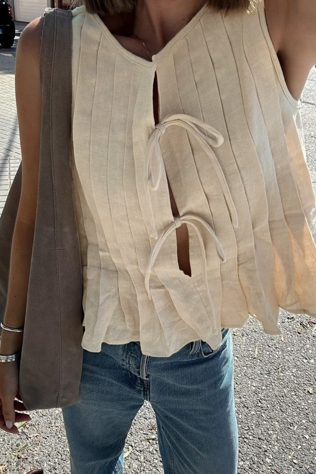 Honora top met ruches aan de zoom en strik aan de voorkant