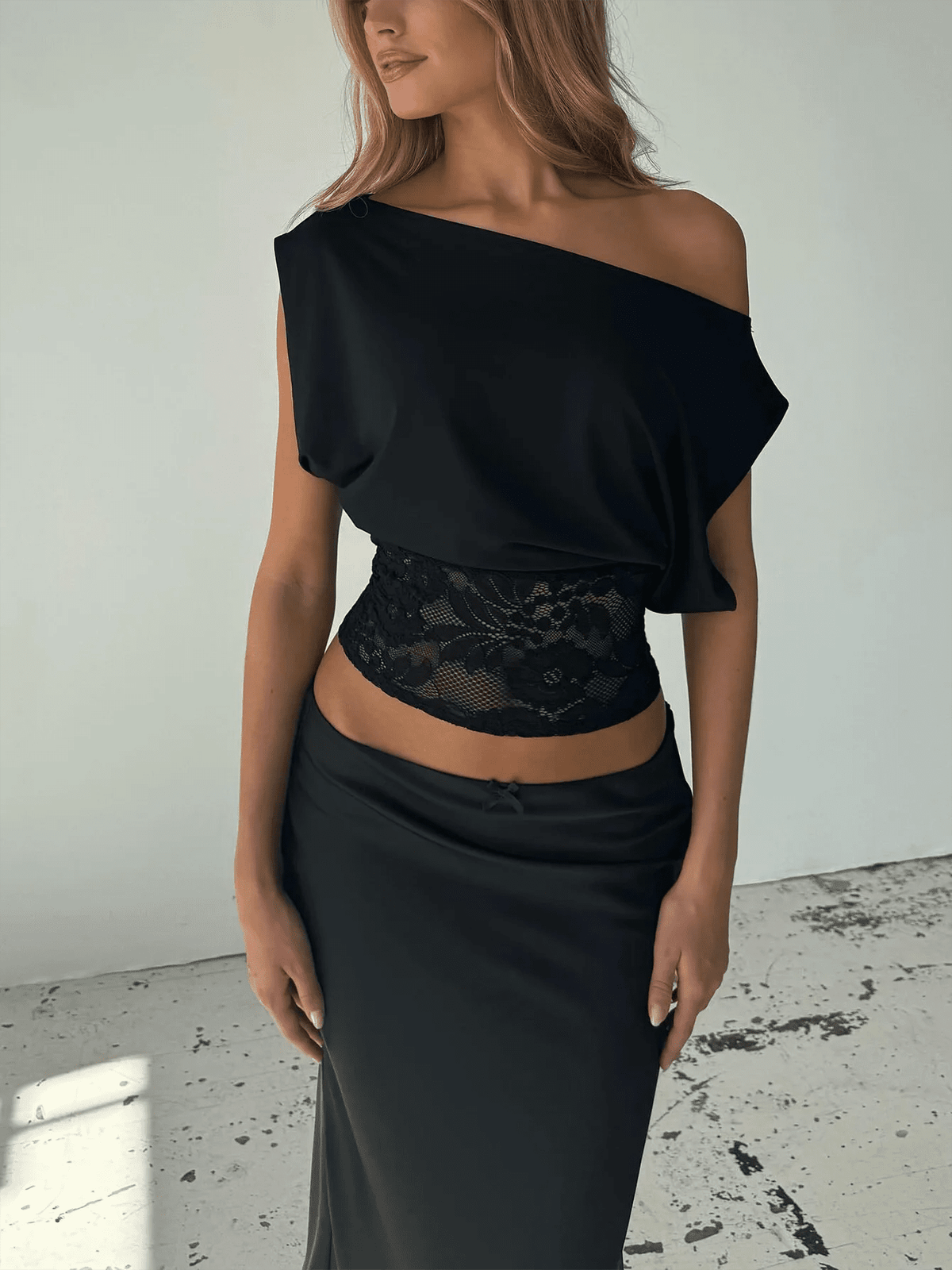 Janella kanten top met schuine schouder