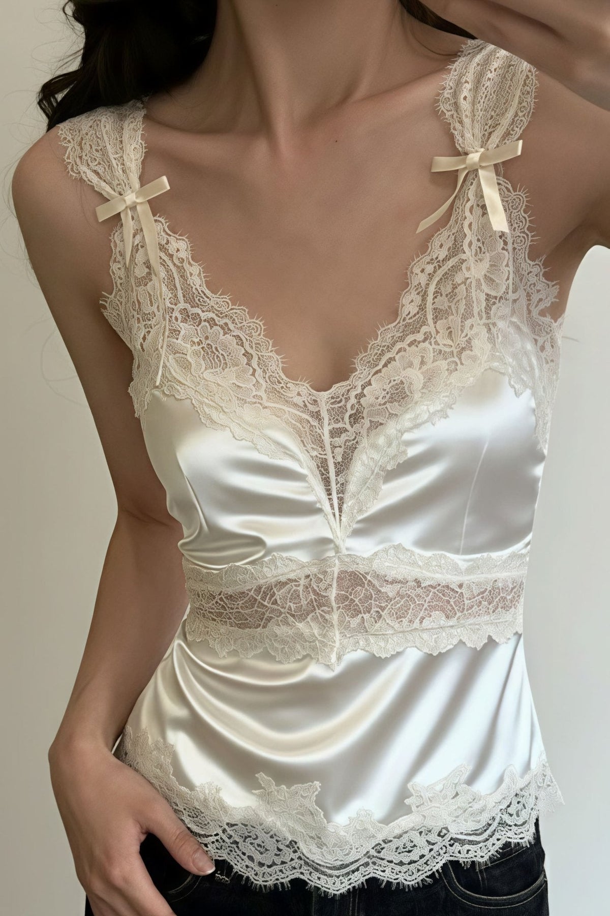 Mouwloze satijnen kanten blouse met V-hals van Julianne