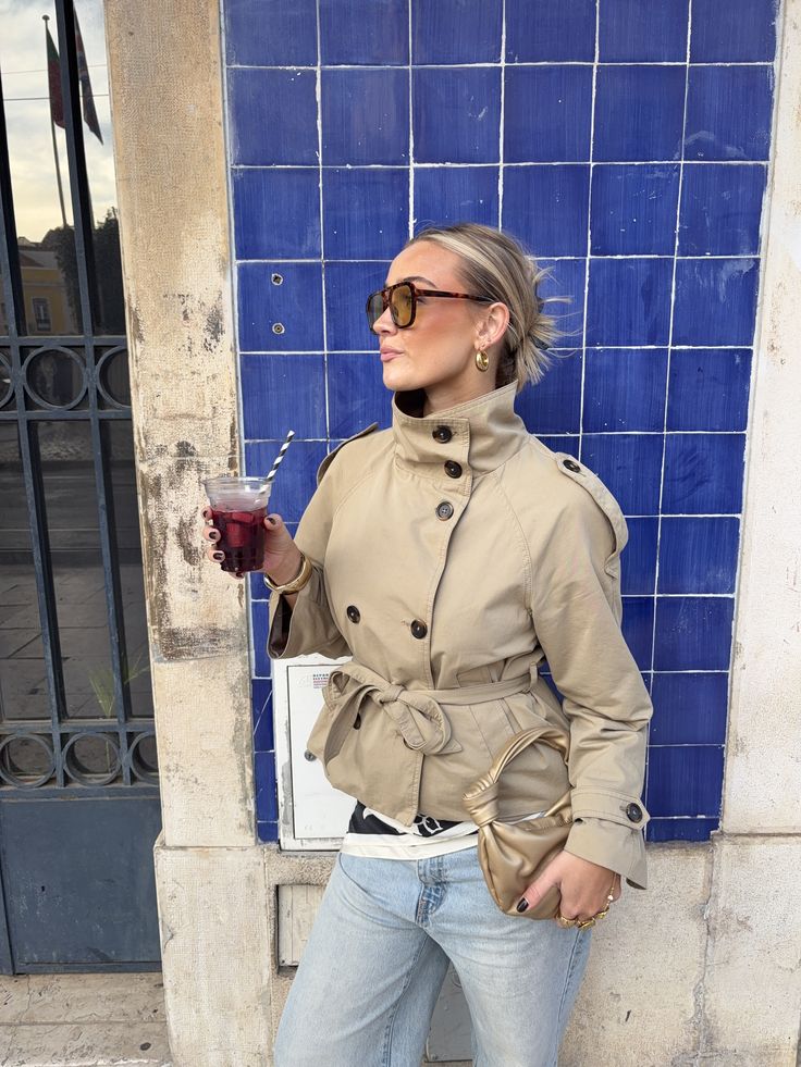 Kara korte trenchcoat met opstaande kraag