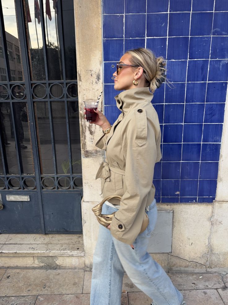 Kara korte trenchcoat met opstaande kraag