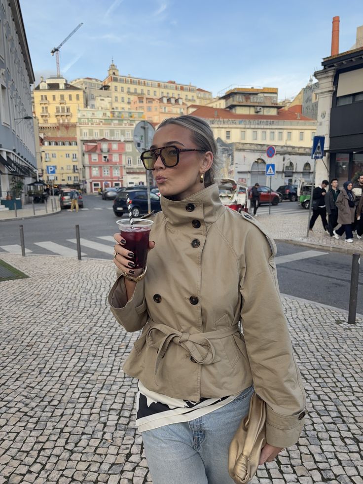 Kara korte trenchcoat met opstaande kraag