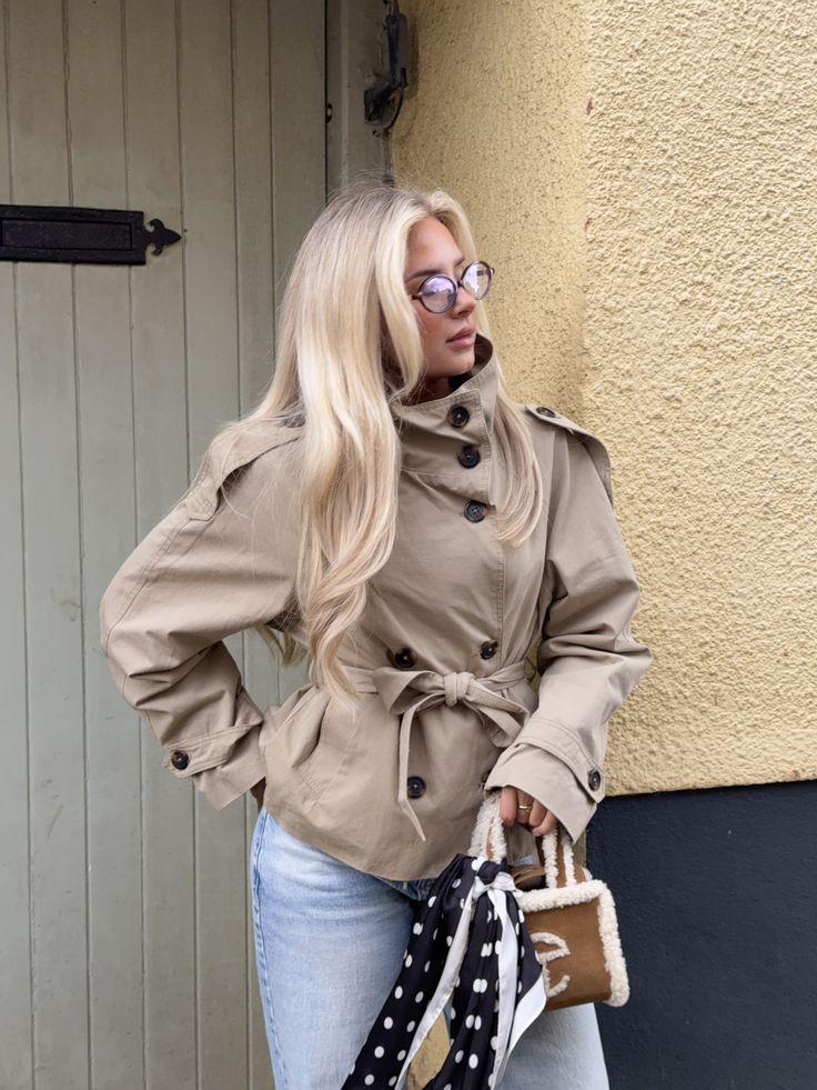 Kara korte trenchcoat met opstaande kraag