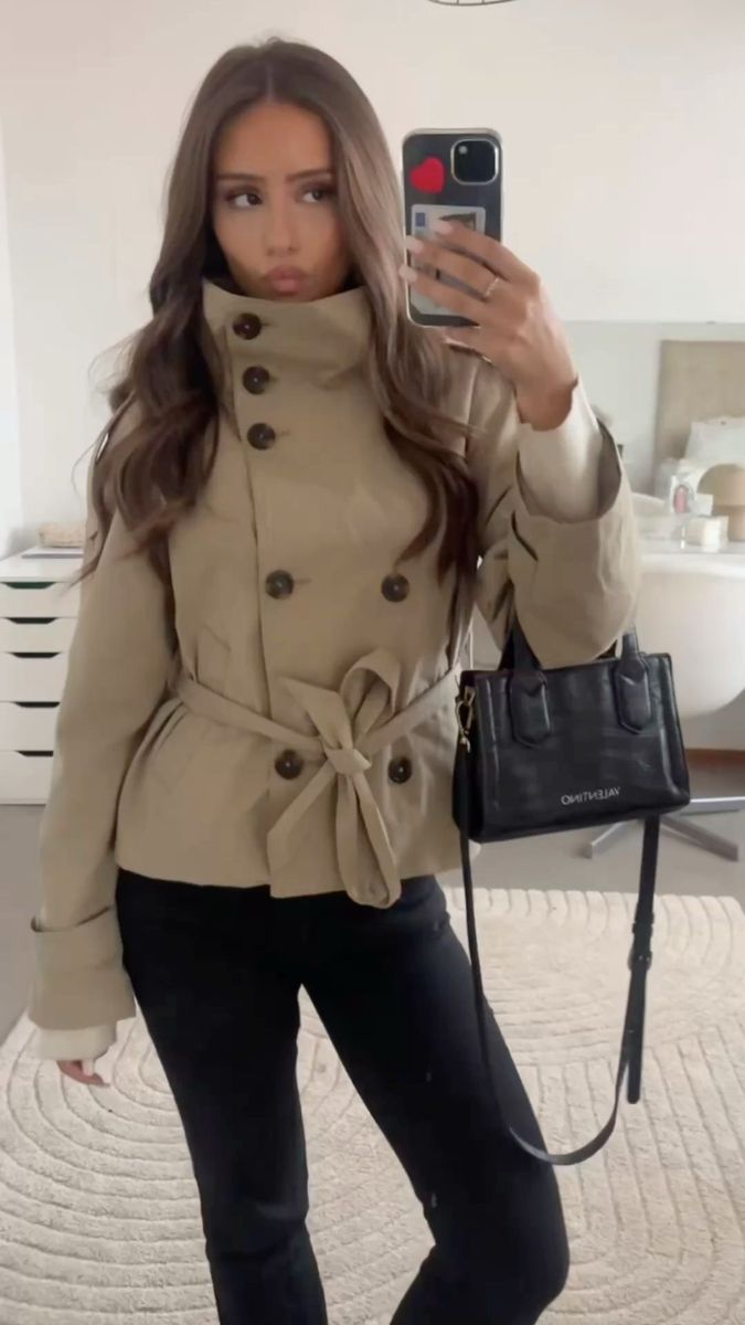 Kara korte trenchcoat met opstaande kraag