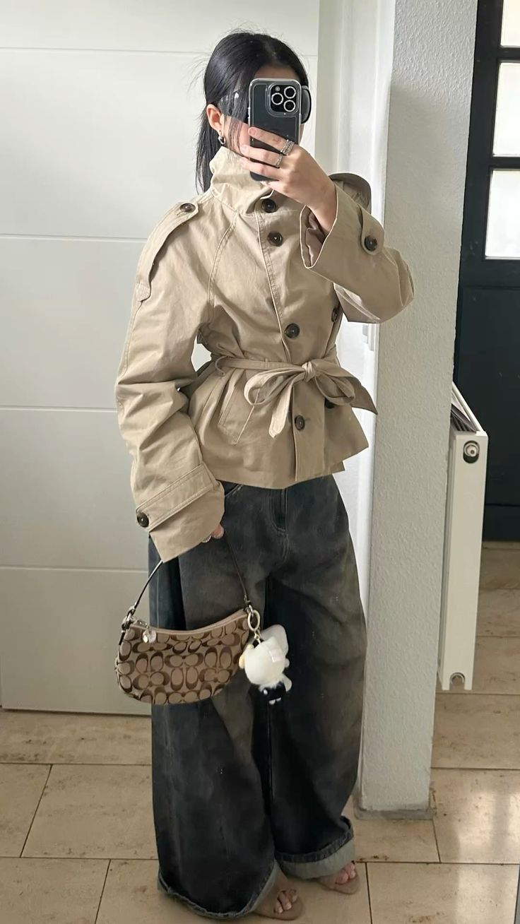 Kara korte trenchcoat met opstaande kraag