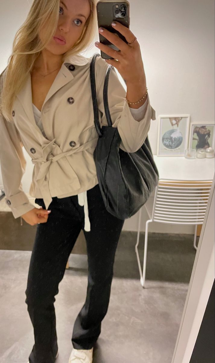 Kara korte trenchcoat met opstaande kraag