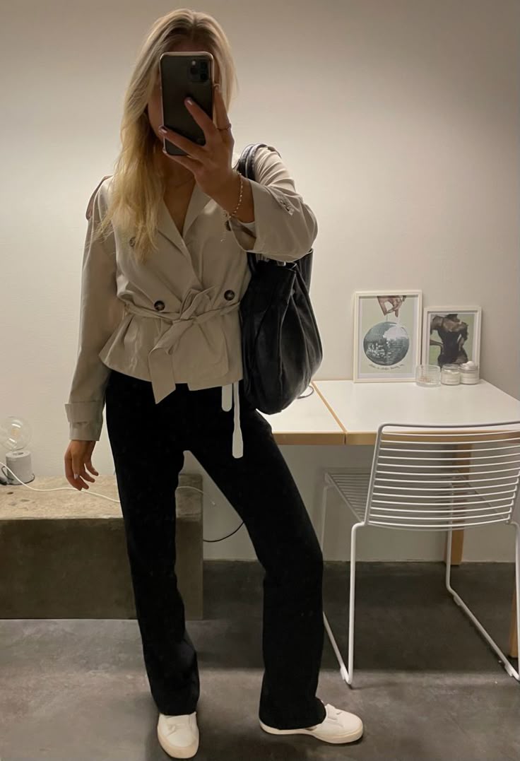 Kara korte trenchcoat met opstaande kraag