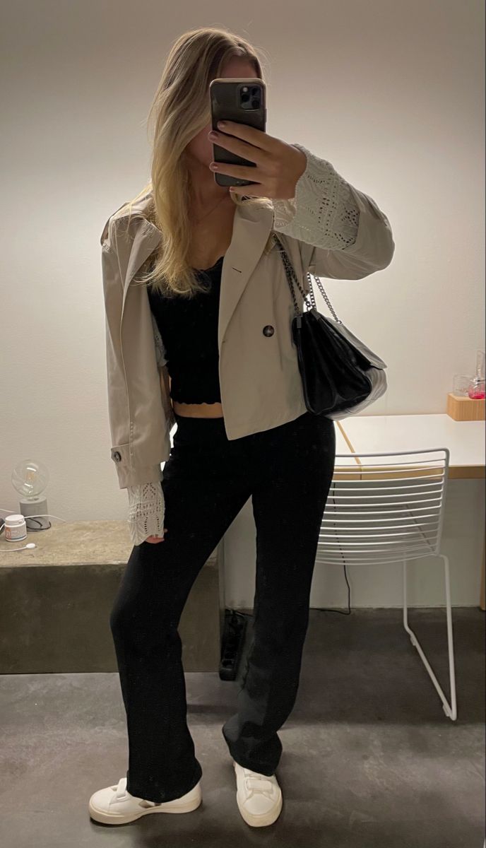 Kara korte trenchcoat met opstaande kraag