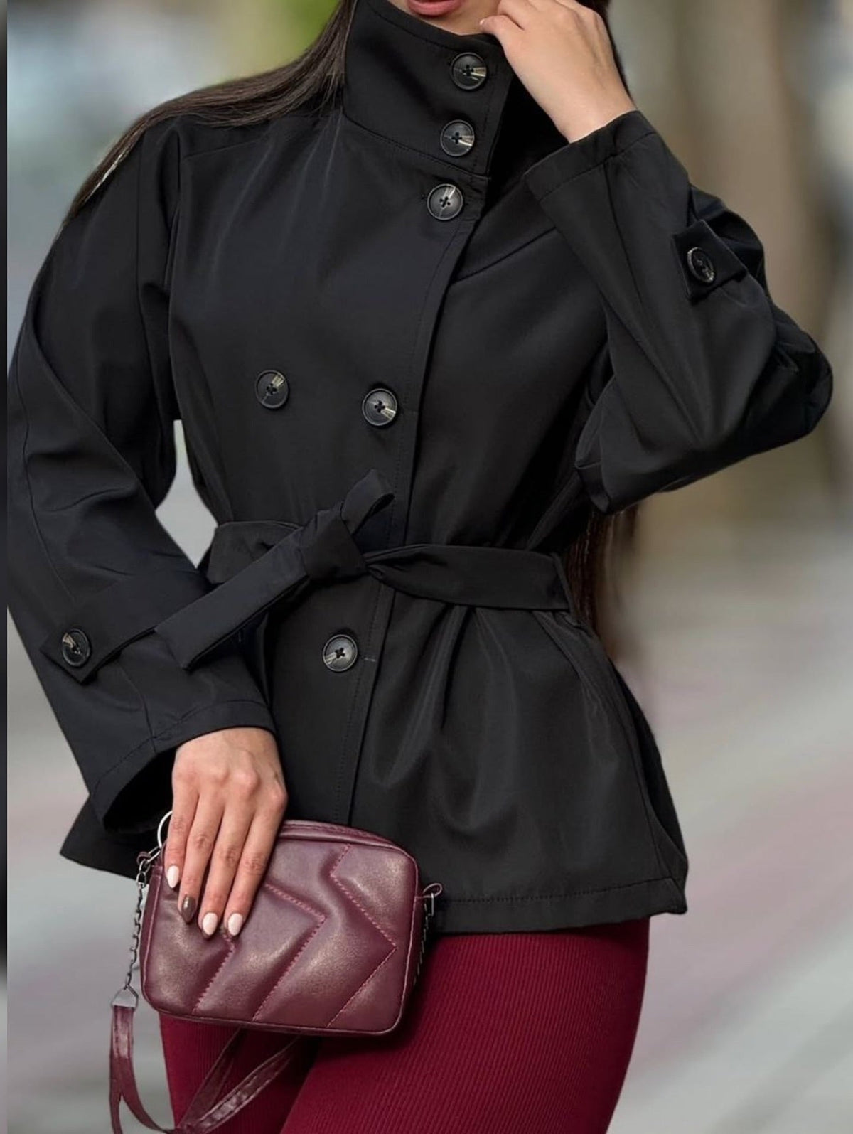 Kara korte trenchcoat met opstaande kraag