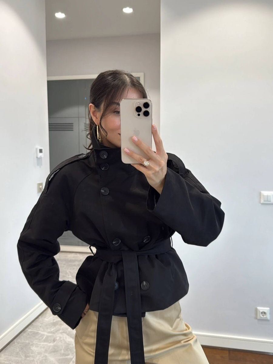 Kara korte trenchcoat met opstaande kraag