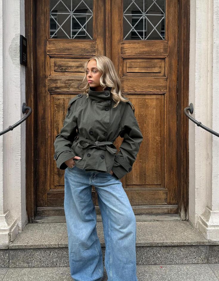 Kara korte trenchcoat met opstaande kraag