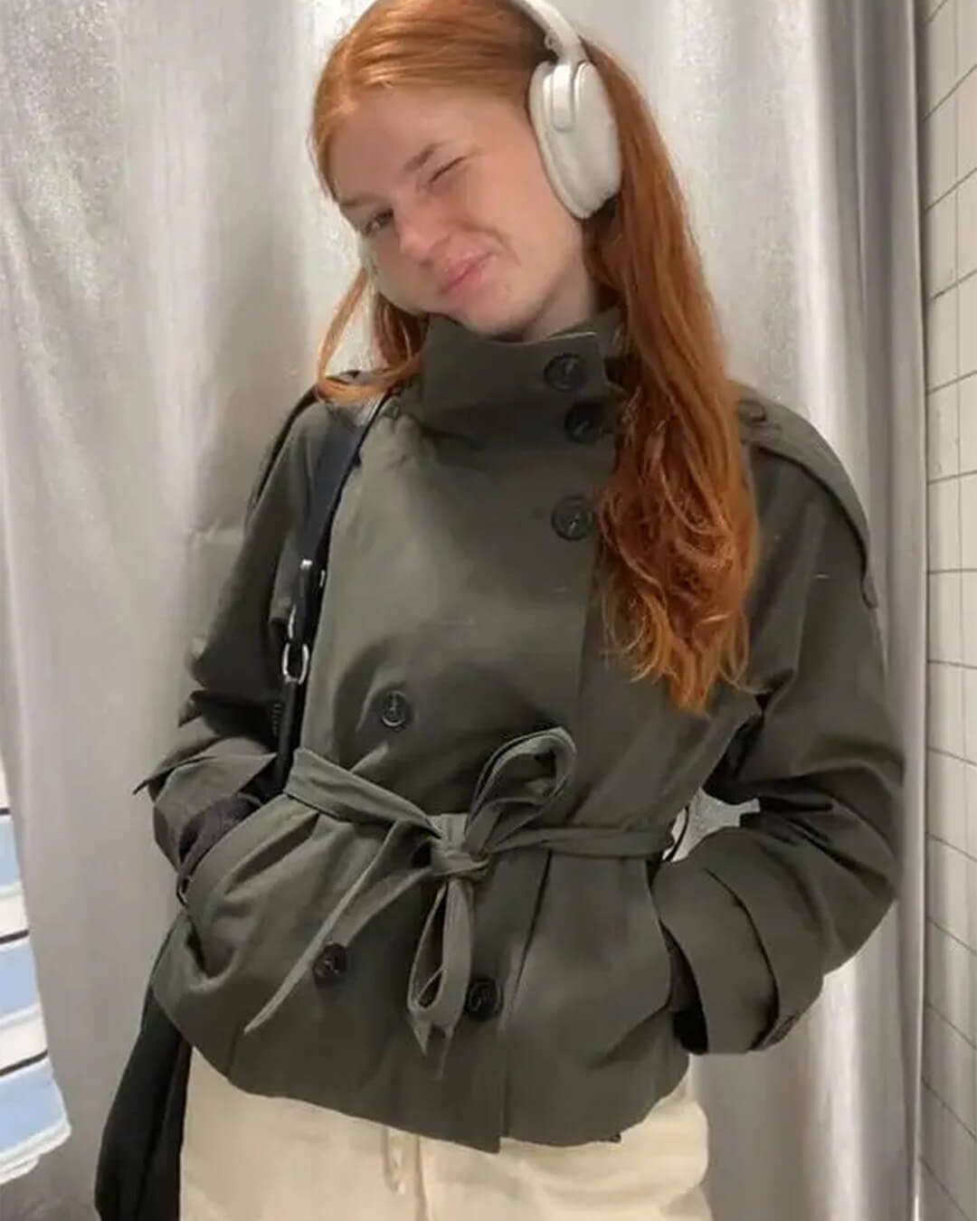 Kara korte trenchcoat met opstaande kraag
