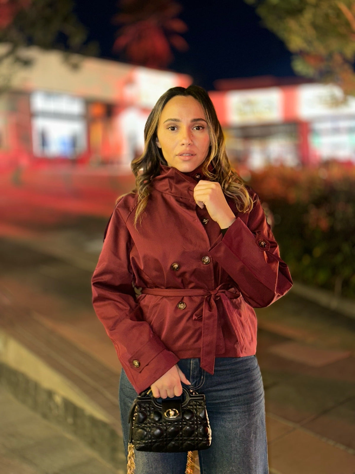 Kara korte trenchcoat met opstaande kraag