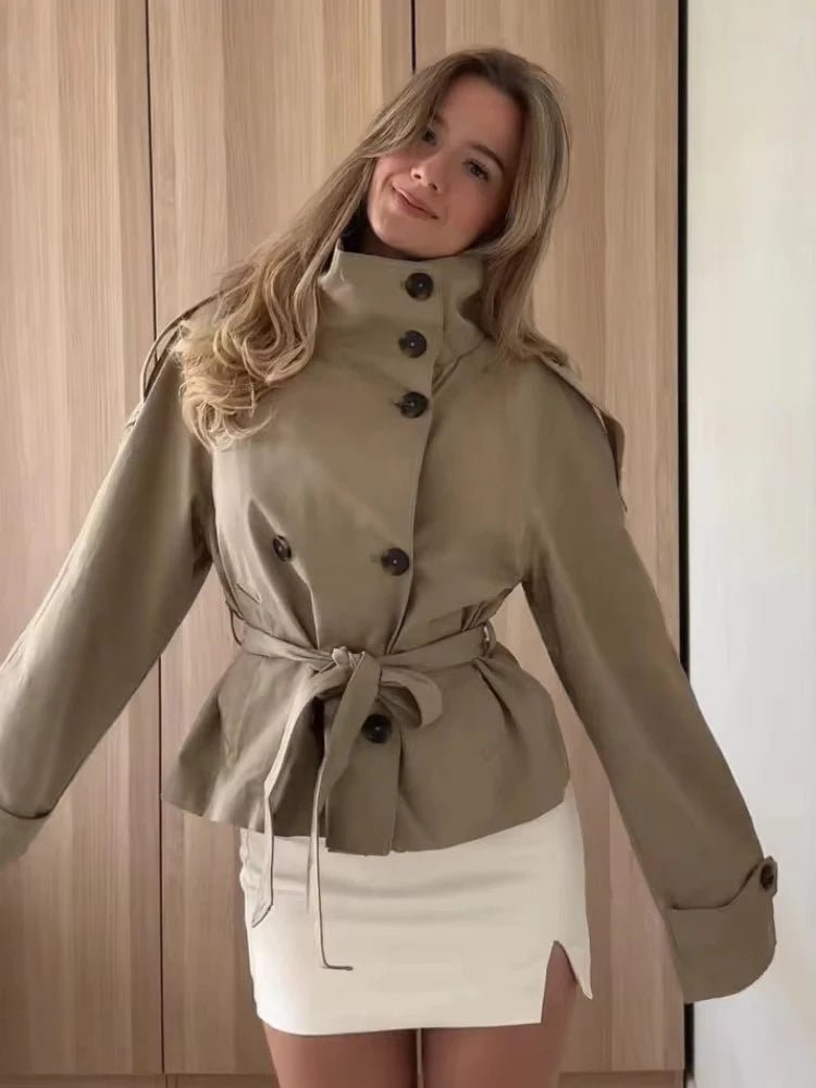 Kara korte trenchcoat met opstaande kraag