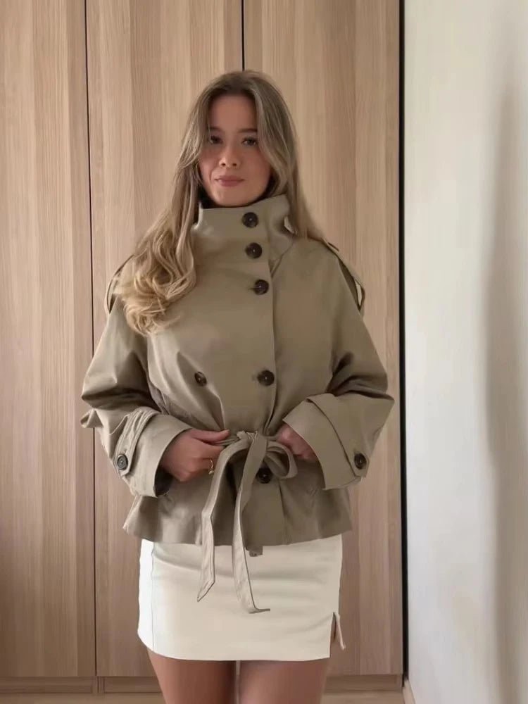 Kara korte trenchcoat met opstaande kraag