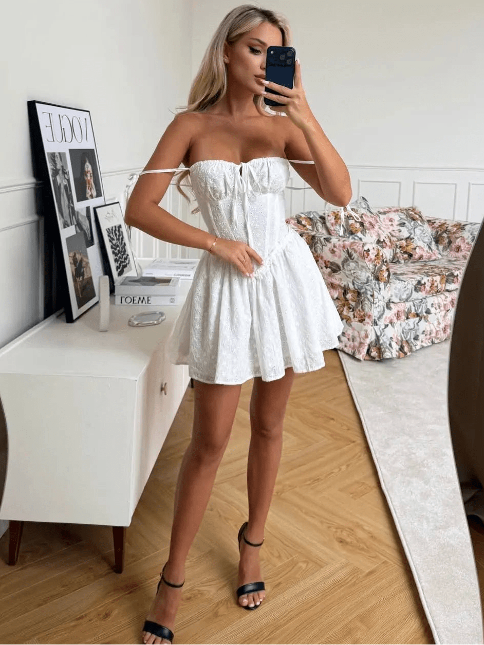Katie mini-jurk met borduursel en cut-outs