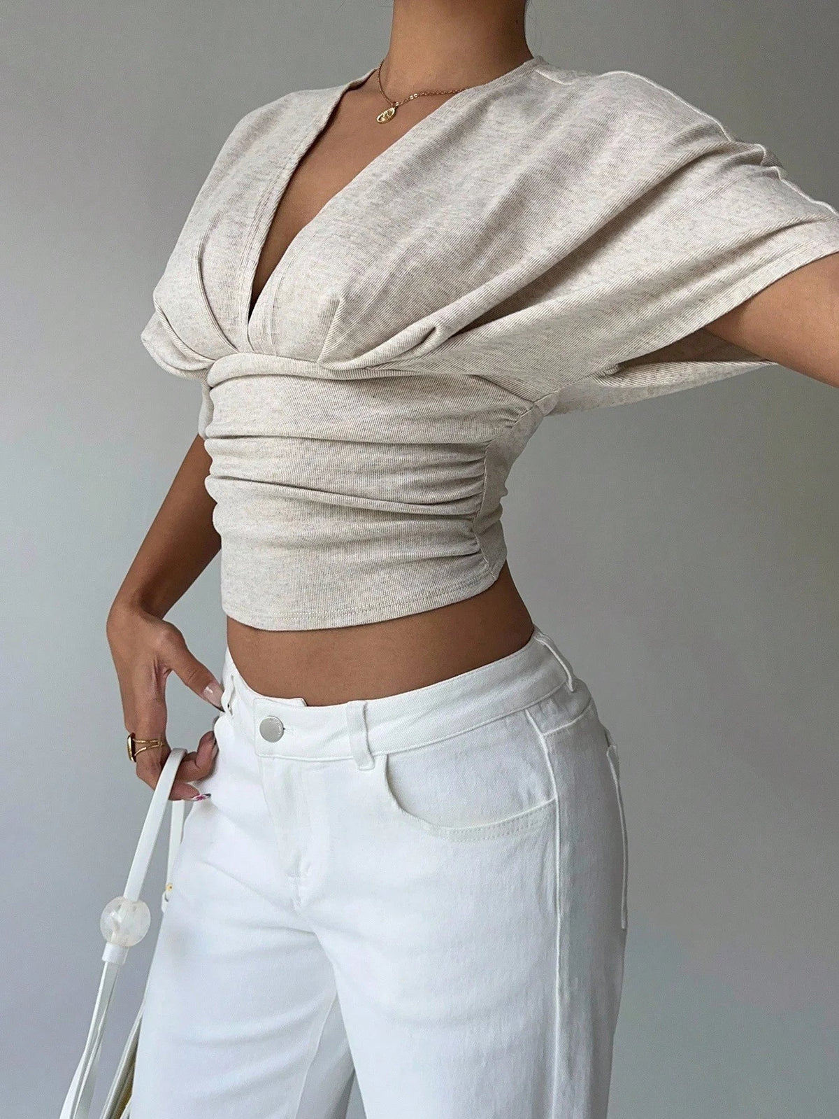 Kendra aansluitende blouse met diepe halslijn