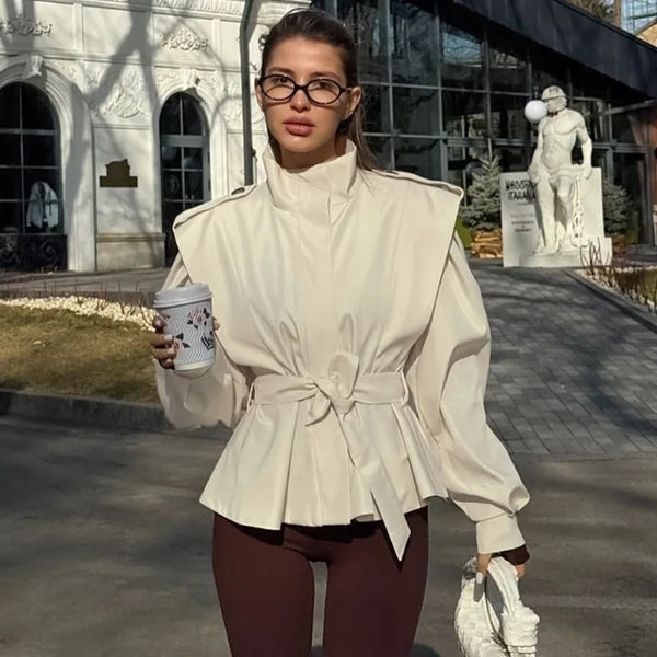 Trenchcoat met kanten revers en vetersluiting